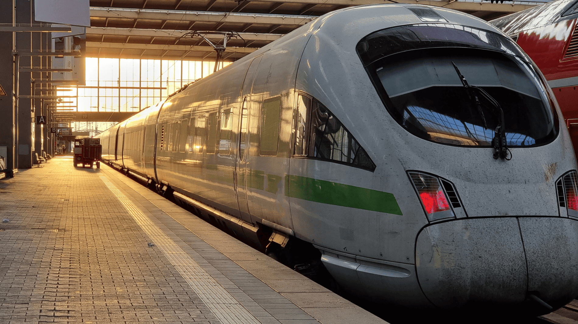 Aeropuertos y estaciones de tren en el País Vasco: Cómo optimizar tu viaje